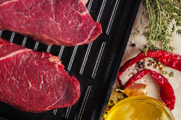 Tranches de viande crue fraîche sur la vue de dessus de la poêle à frire.