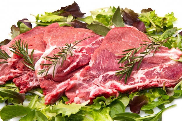 Tranches de viande crue avec salade