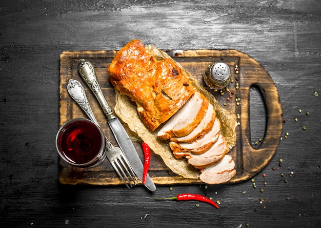 Tranches de viande grillée sur une planche avec des épices