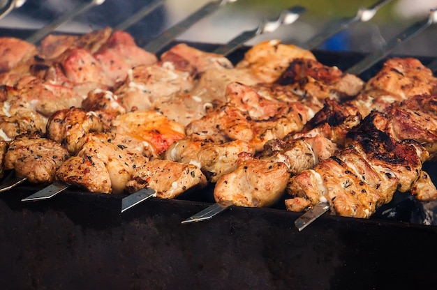 Des tranches de viande juteuses se préparent au feu shish kebab