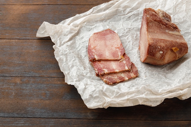 Tranches de viande de porc cuite au four sur une surface en bois