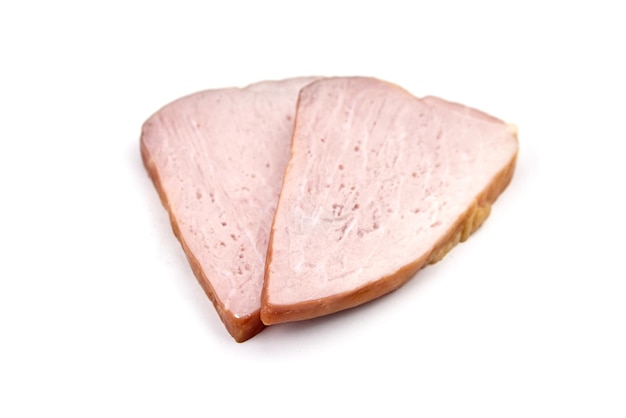 Tranches de viande de porc fumé isolés sur fond blanc