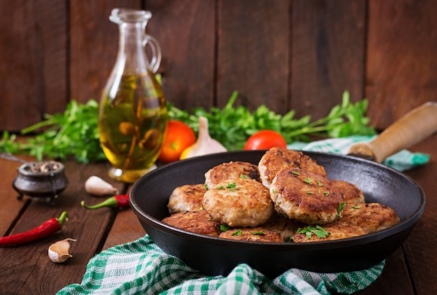 Des tranches de viande sucrées et juteuses dans un moulet sur une table en bois.