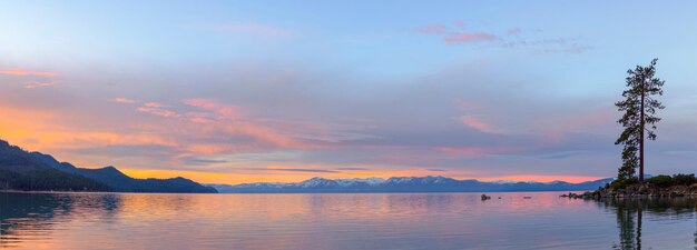 Tranquil Tahoe Beauty Image 4K de la vue sur le lac Tahoe depuis la rive du lac avec pierre et ciel