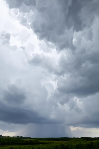 La tranquillité du jour est perturbée par l'arrivée de ces imposants nuages d'orage.