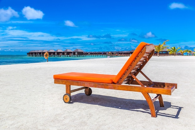 Photo transat en bois sur une plage tropicale aux maldives