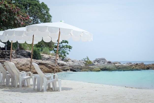 Transats et parasols sur la plage.Happy Holidays Concept