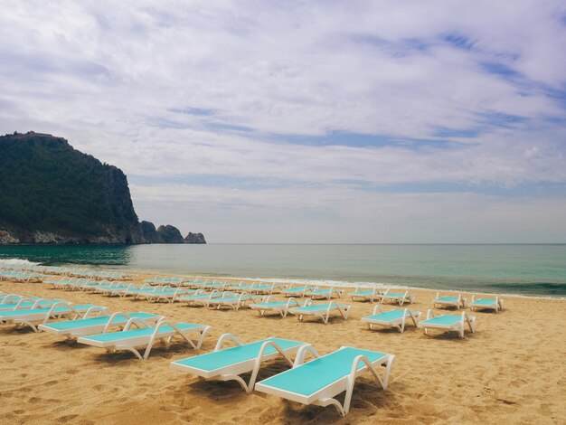 Transats vides tôt le matin à la plage de Kleopatra à Alanya