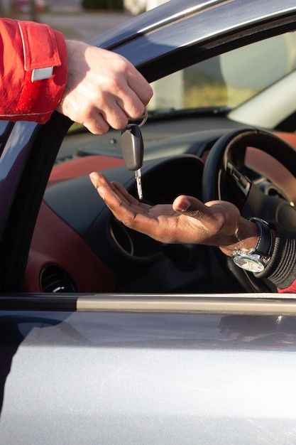 Transfert de la clé de la voiture Achat et location d'une voiture Concessionnaire automobile