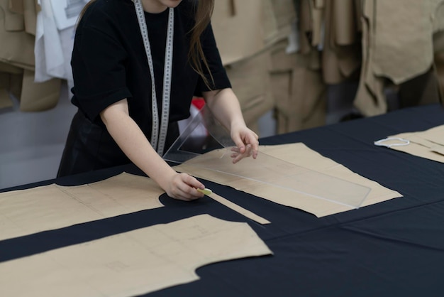 transfert de motifs de papier de vêtements sur du tissu dans l'atelier d'usure