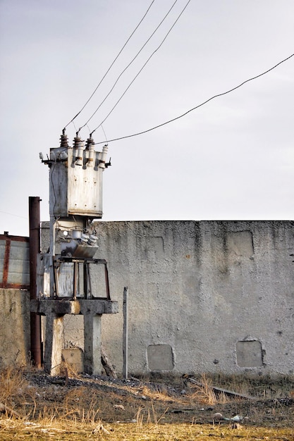 Transformateur de distribution d'électricité soviétique vintage installé dans une zone rurale