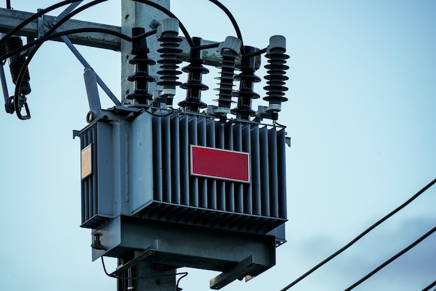 Transformateur électrique sur poteau avec ciel bleu