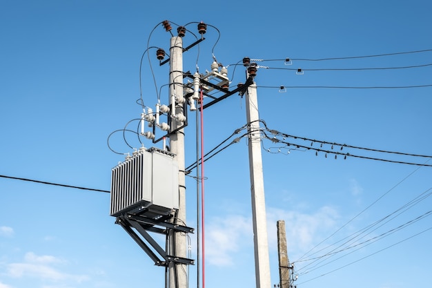 Transformateur monté sur un poteau sur ciel bleu