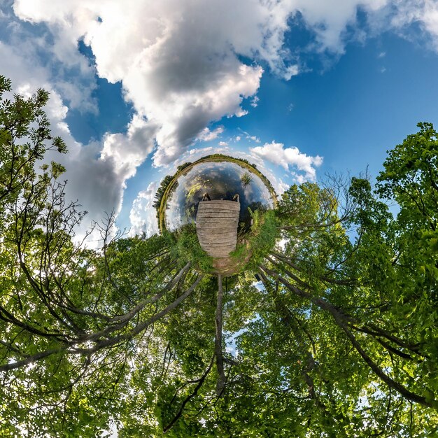 Transformation de la petite planète du panorama sphérique 360 degrés Vue aérienne abstraite sphérique dans le champ avec de beaux nuages impressionnants Courbure de l'espace