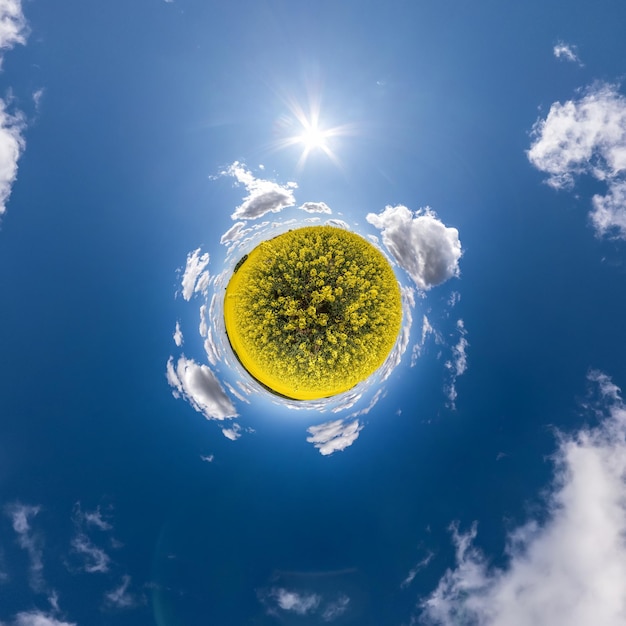 Transformation de la petite planète du panorama sphérique à 360 degrés Vue aérienne abstraite sphérique dans le champ de colza avec de beaux nuages impressionnants Courbure de l'espace