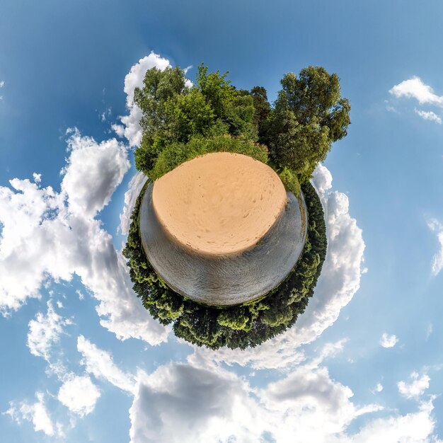 Photo transformation de la petite planète du panorama sphérique à 360 degrés vue aérienne abstraite sphérique dans le champ dans une belle soirée avec de beaux nuages impressionnants courbure de l'espace