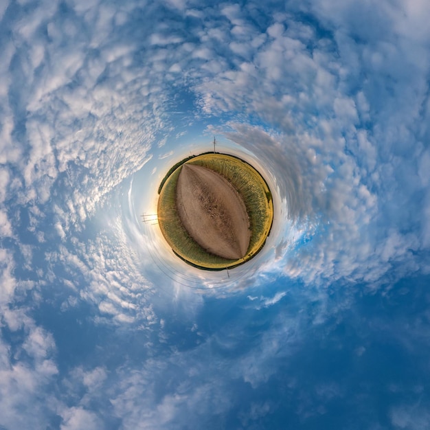 Transformation de la petite planète du panorama sphérique à 360 degrés Vue aérienne abstraite sphérique dans le champ dans une belle soirée avec de beaux nuages impressionnants Courbure de l'espace