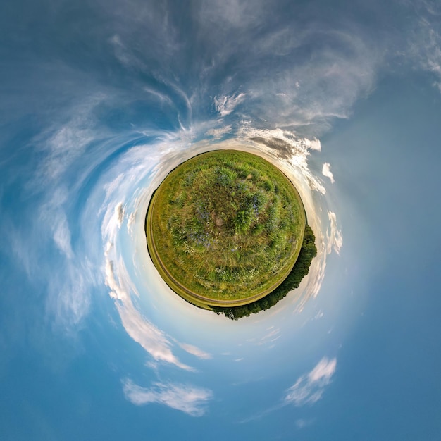 Transformation de la petite planète du panorama sphérique à 360 degrés Vue aérienne abstraite sphérique dans le champ dans une belle soirée avec de beaux nuages impressionnants Courbure de l'espace