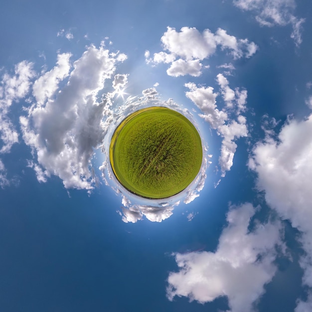 Transformation de la petite planète verte du panorama sphérique à 360 degrés Vue aérienne abstraite sphérique dans le champ avec de beaux nuages impressionnants Courbure de l'espace