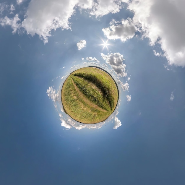 Transformation de la petite planète verte du panorama sphérique à 360 degrés Vue aérienne abstraite sphérique dans le champ avec un ciel clair et de beaux nuages impressionnants Courbure de l'espace