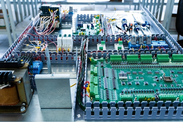 Photo transistor transformateur et appareils électroniques sur un circuit imprimé sur base métallique