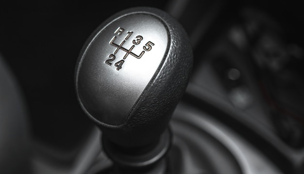 Transmission du levier de vitesse à l'intérieur de la voiture intérieure noire, photo en gros plan