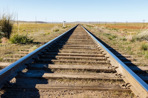 Photo transmongol railway, voie ferrée à voie unique dans la steppe