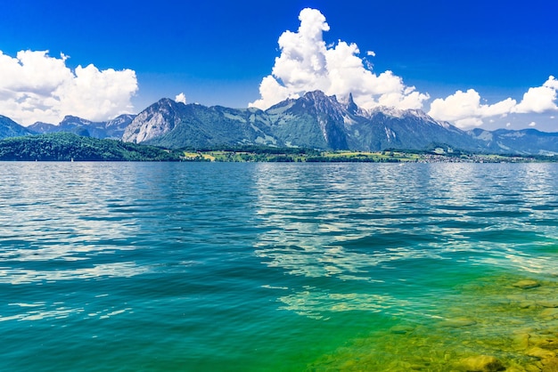 Transparent clair azur Lac de Thoune Thunersee Berne Suisse