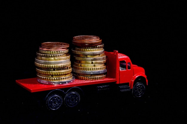 Transport d'argent pour le concept d'entreprise Red Toy Truck