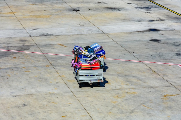 Photo transport des bagages à l'aéroport de la ville d'antalya, turquie