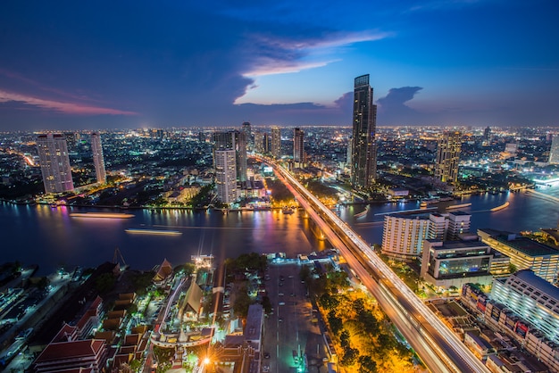 Transport De Bangkok Au Crépuscule Avec Le Bâtiment D'affaires Moderne Le Long De La Rivière (thaïlande) - Panorama