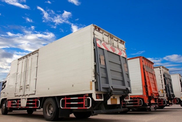 transport de camions garé avec un ciel bleu.