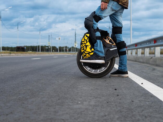 Photo transport électrique moderne mono roue avec amortisseur d'air de suspension homme sur un monocycle