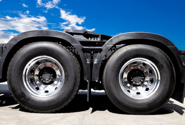 le transport par camion, un camion neuf pneus.