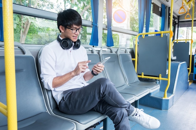 Le transport des passagers. les gens dans le bus, en écoutant de la musique en rentrant chez eux.