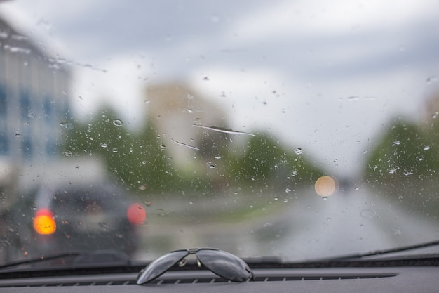 Transport Promenades Sur Une Route De La Ville Sous La Pluie