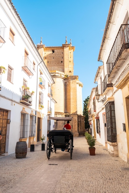 Transport de touristes à côté de l'église de Santa Maria la Mayor dans le centre historique de Ronda Malaga