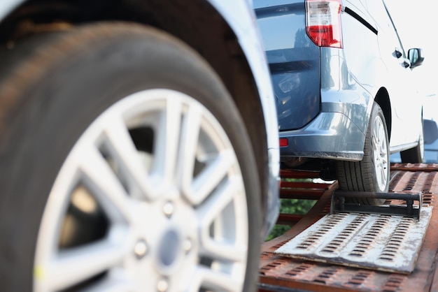 Transport de voiture par camion spécialisé ou ferry gros plan de voitures fixées en rangée sur du métal