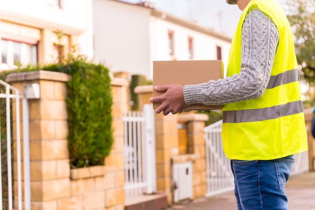 Transporteur de livraison de colis avec une boîte d'une boutique en ligne