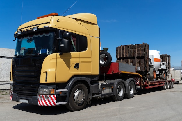 Transports lourds surdimensionnés par camion. Haute cargaison industrielle expédiée sur le chalut.