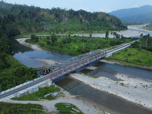 Photo transports par voie navigable et par réservoir avec pont et voie ferrée