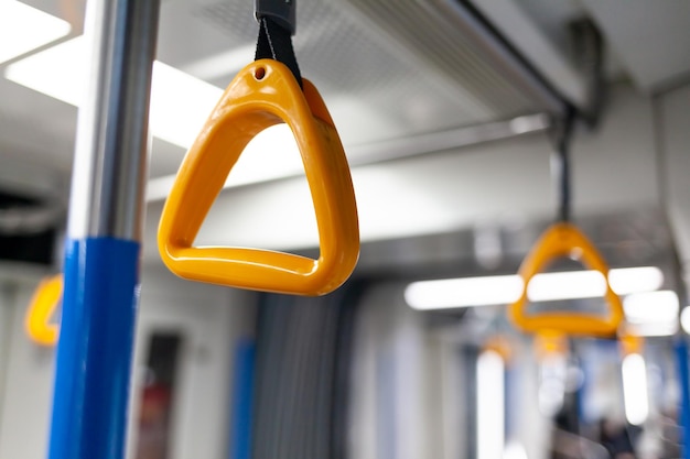 Transports publics dans la ville Mains courantes jaunes pour les mains closeup voiture de métro moderne