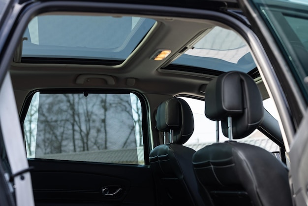 Trappe dans le toit de la voiture toit ouvrant panoramique en verre dans la voiture vitre propre et vue de l'intérieur vers le ciel