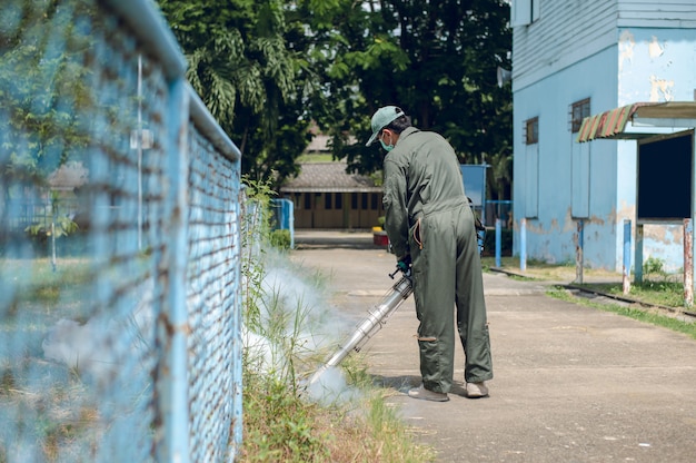 Travail de brumisation visant à éliminer les moustiques afin de prévenir la propagation de la dengue