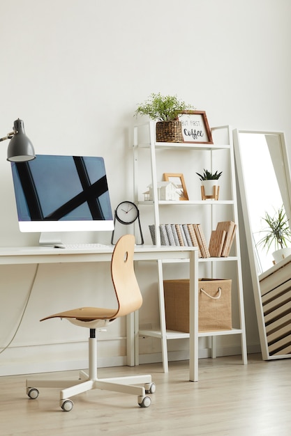 Travail de bureau à domicile vide avec chaise en bois et ordinateur moderne sur un bureau blanc