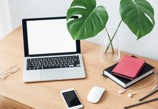 Travail de bureau avec ordinateur portable sur table en bois