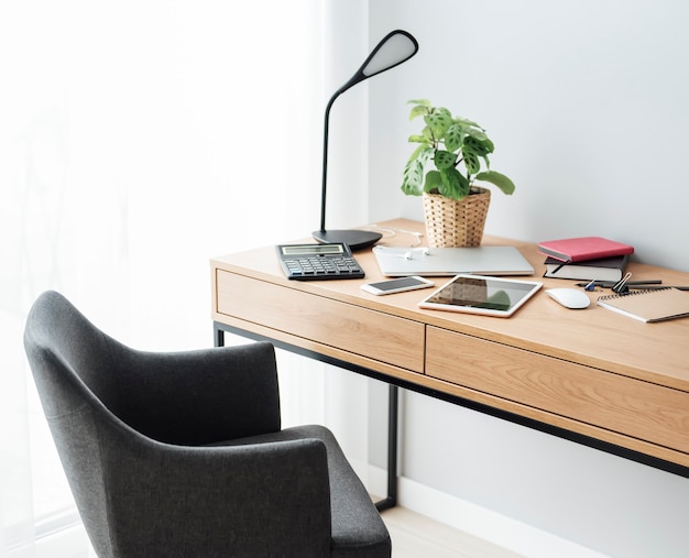 Travail de bureau avec ordinateur portable sur table en bois