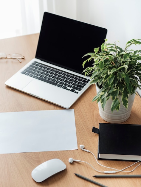 Travail de bureau avec ordinateur portable sur table en bois