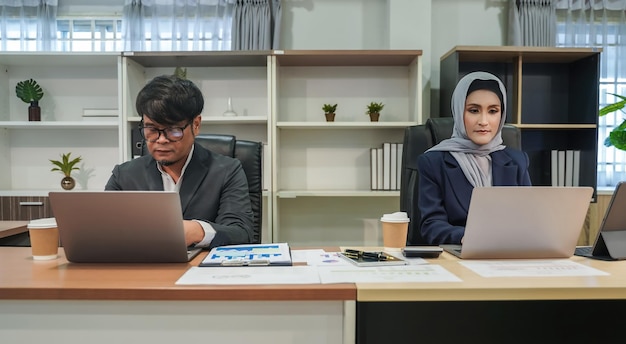 Travail de café d'affaires 2 jeune femme et homme boisson chaude réunion de café dans un café communication