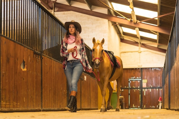 Travail de cheval de cowboy de femme